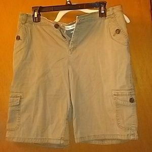 Womens sz.12 cold water creek green shorts 👍